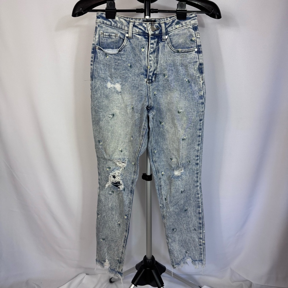 Material Girl Floral Embroidered Distressed Jeans Women’s Size 3 Daisy